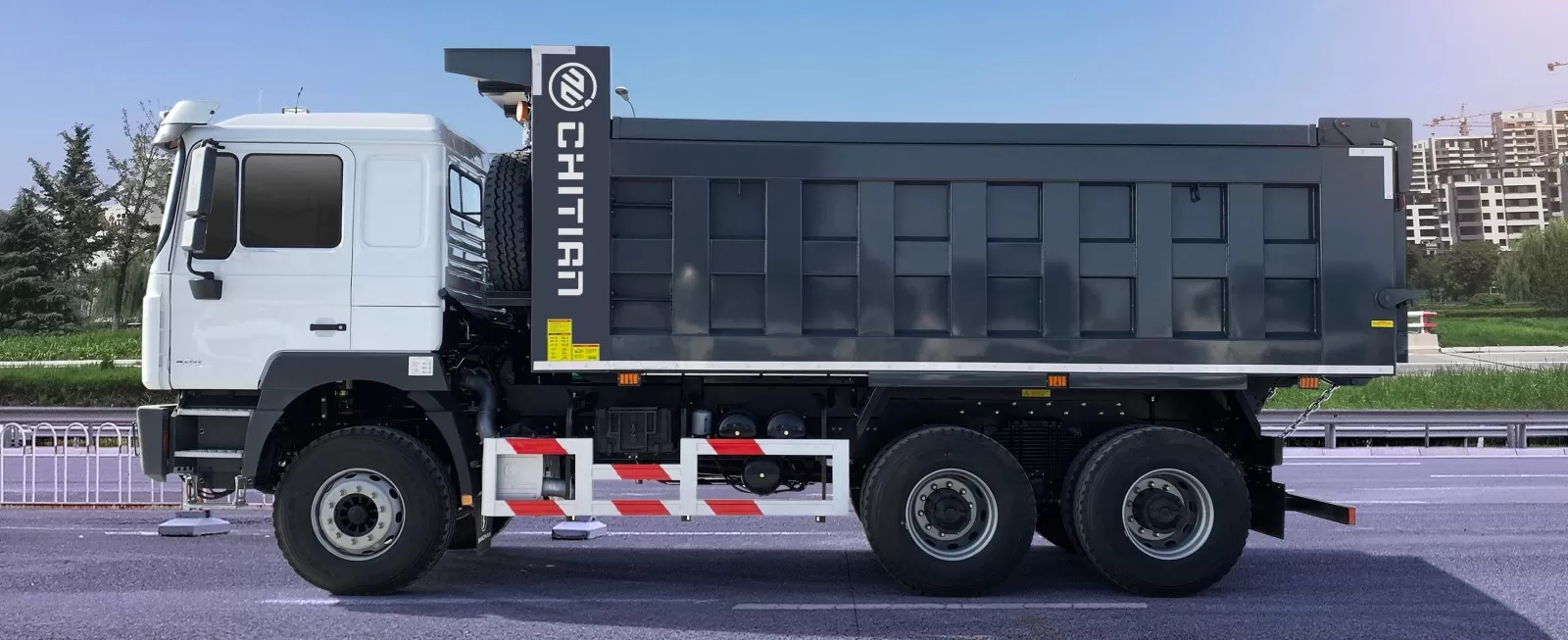 Mid-Tipping Dump Truck
